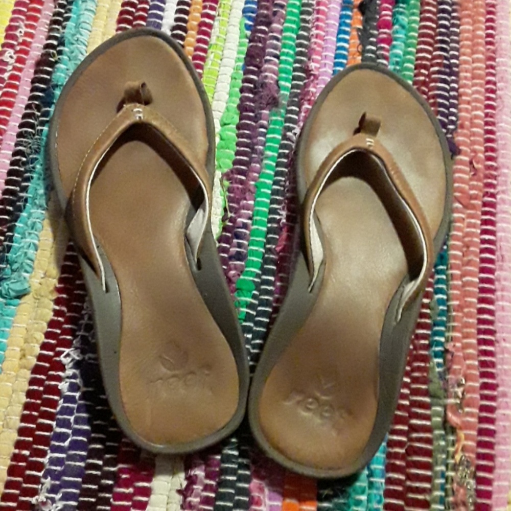 SUPER Cute Brown Reef Sandals